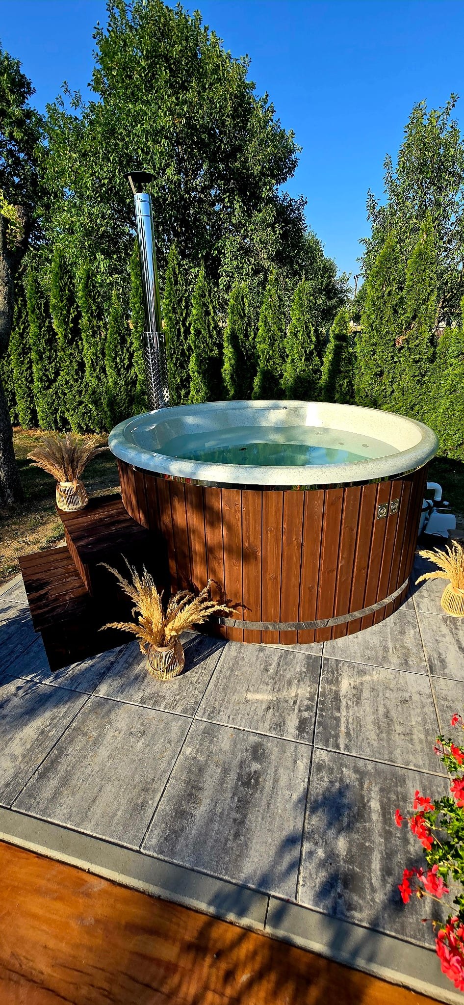 Luxusná kúpacia kaďa s hydromasážou – pohľad do kade s vonkajšou pieckou