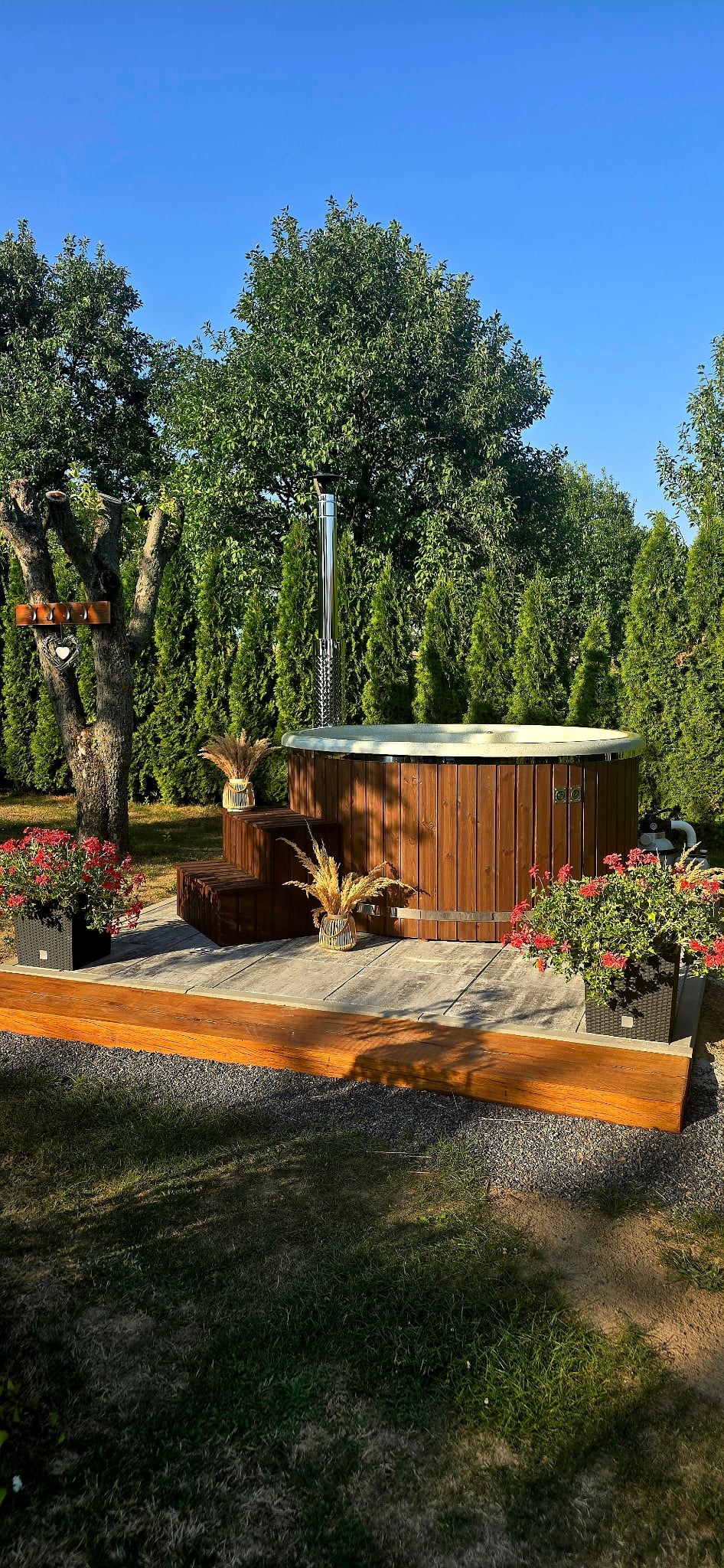 Luxusná kúpacia kaďa s hydromasážou a vonkajšou nerezovou pieckou – Hottubs