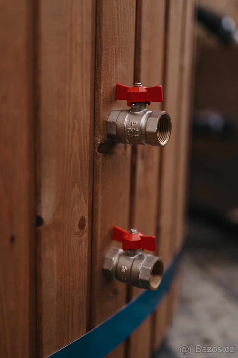 Luxusná kúpacia kaďa s hydromasážou – detail odtokových ventilov