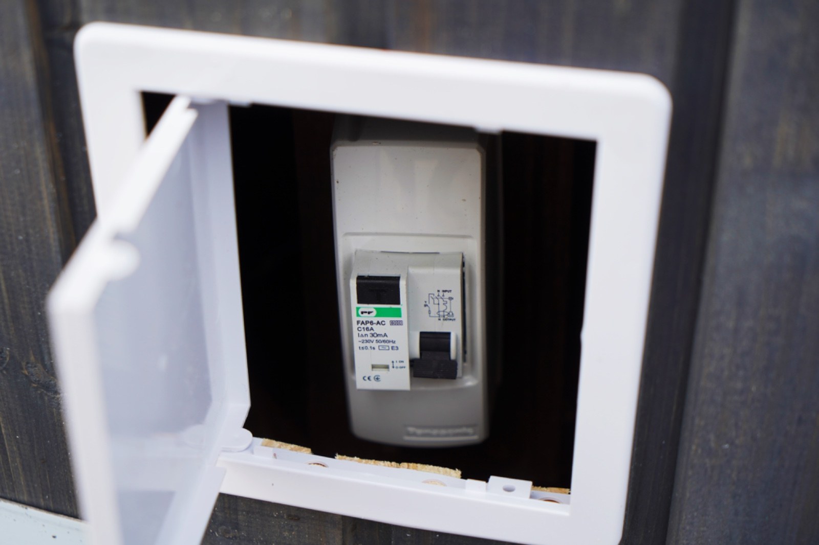 Luxusná kúpacia kaďa s hydromasážou – detail elektrickej skrinky s prúdovým chráničom